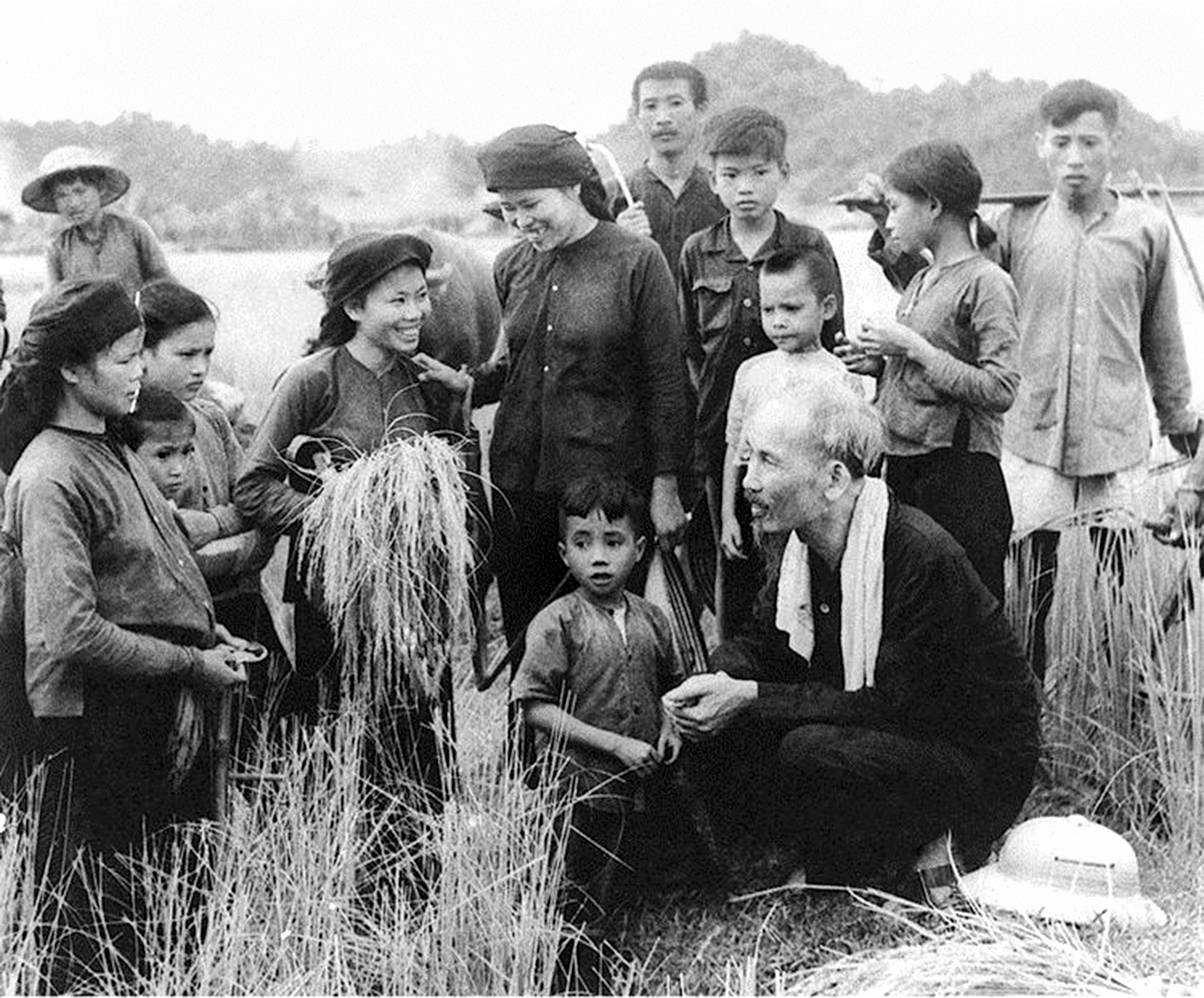 	Chủ tịch Hồ Chí Minh thăm Hợp tác xã Hùng Sơn, huyện Đại Từ, tỉnh Thái Nguyên (1954) Ảnh: TL