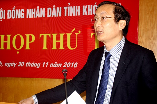 Đồng chí Đặng Ngọc Sơn, Phó Chủ tịch UBND tỉnh báo cáo kết quả thực hiện các nội dung trong các nghị quyết, kiến nghị giám sát và chất vấn của HĐND tỉnh