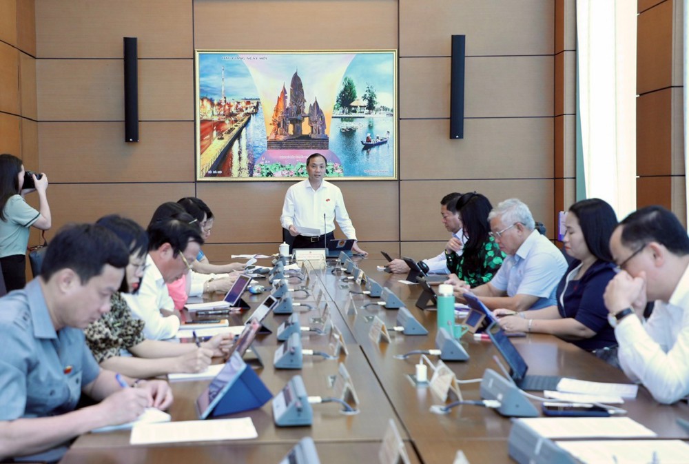 Sửa đổi, bổ sung Hiến pháp năm 2013: Hiện thực hóa khát vọng đổi mới; Xây dựng chính quyền gần dân, sát dân, phục vụ tốt hơn nhu cầu của người dân; Sử dụng cán bộ, công chức căn cứ vào vị trí việc làm