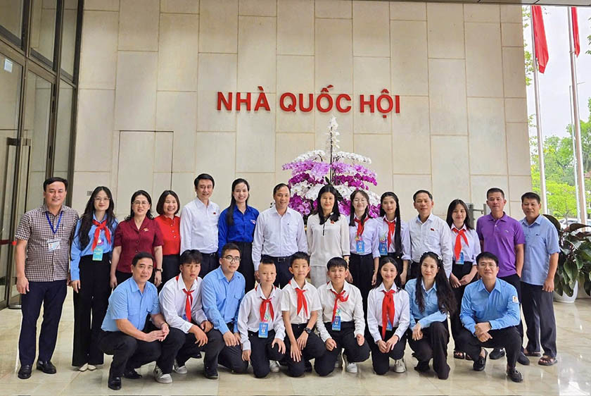Đoàn đại biểu dự Đại hội Cháu ngoan Bác Hồ tỉnh Hà Tĩnh thăm Tòa nhà Quốc hội