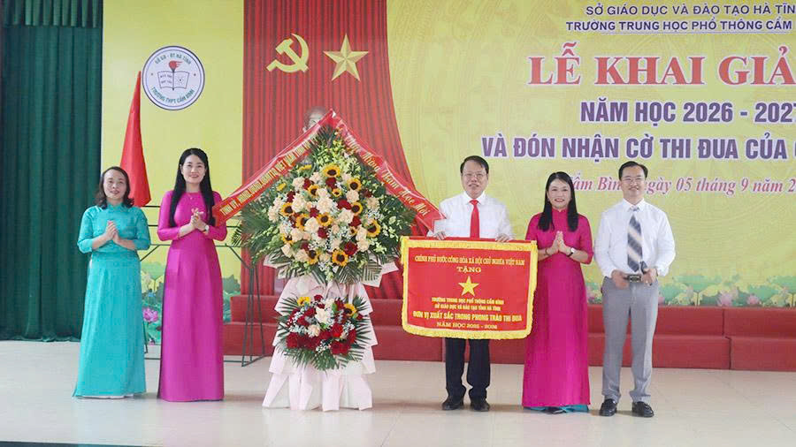 Phó Chủ tịch HĐND tỉnh Nguyễn Thị Việt Hà chúc mừng các trường khai giảng năm học mới
