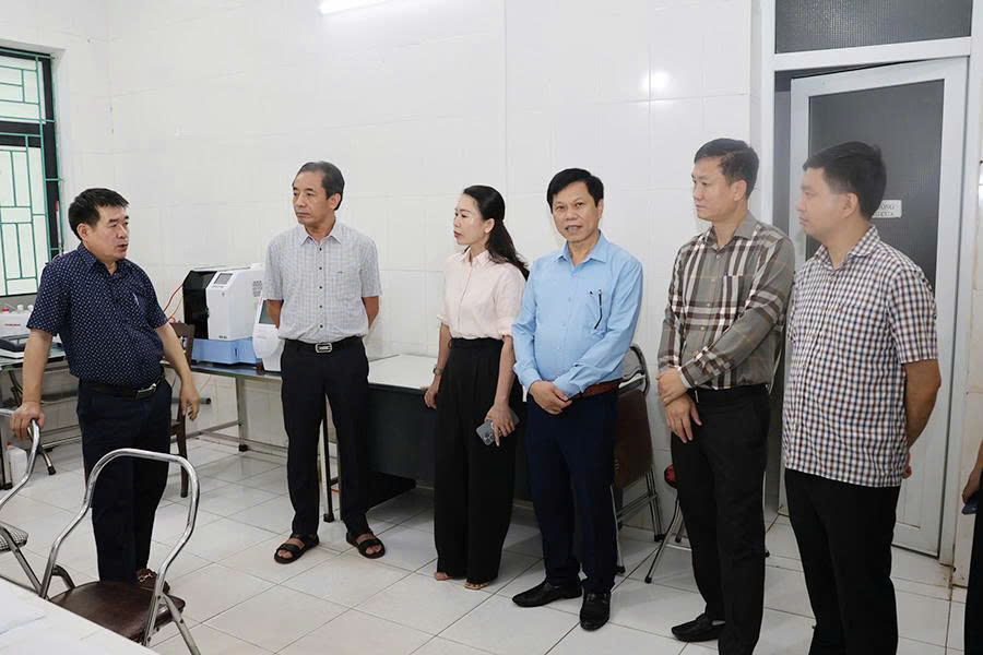 Đoàn giám sát Ban Văn hóa - Xã hội HĐND tỉnh khảo sát tại Trung tâm Y tế Vũ Quang