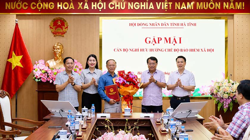 Thường trực HĐND tỉnh gặp mặt. chúc mừng cán bộ nghỉ hưu theo  chế độ