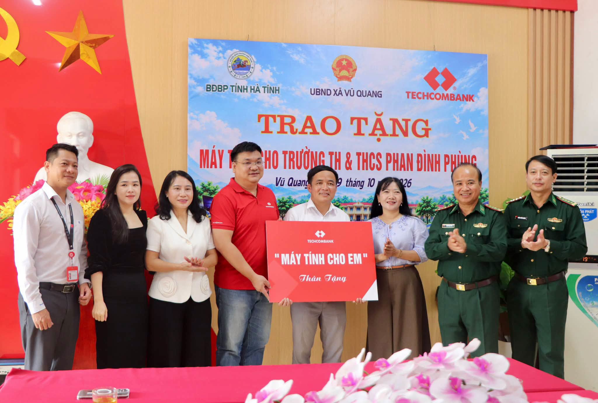 Trao tặng 30 bộ máy tính cho Trường Tiểu học và THCS Phan Đình Phùng