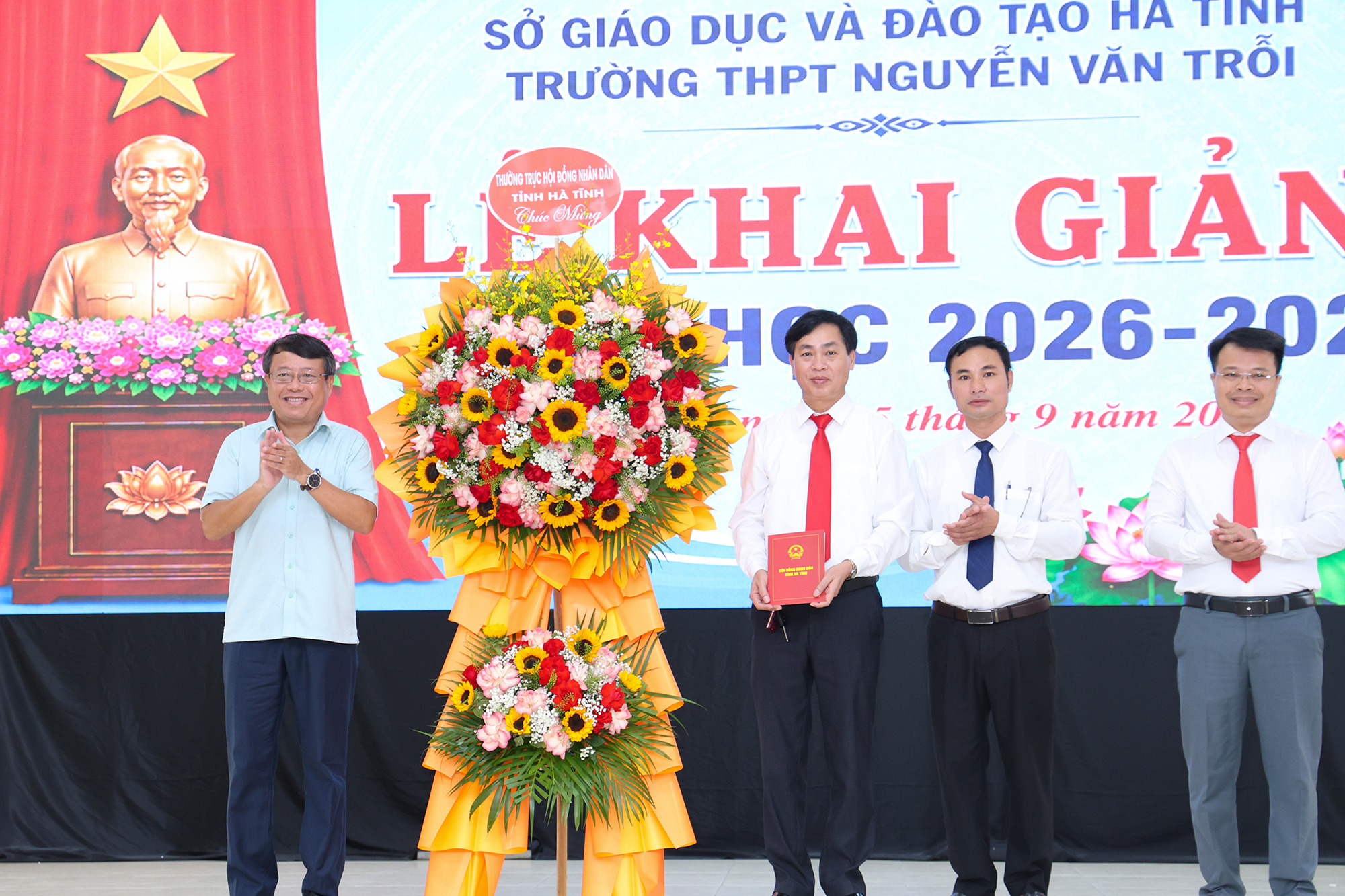 Phó Chủ tịch Thường trực HĐND tỉnh Dương Tất Thắng chúc mừng các trường học khai giảng năm học mới