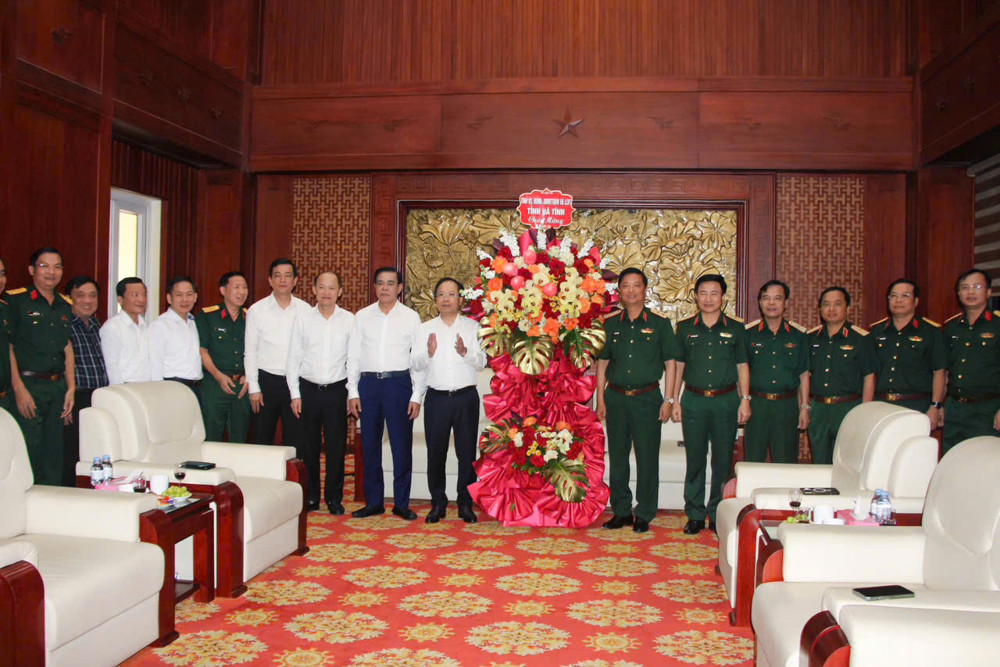 Lãnh đạo tỉnh Hà Tĩnh chúc mừng Bộ Tư lệnh Quân khu 4
