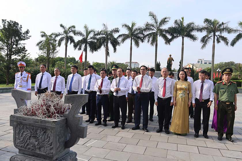 Lãnh đạo tỉnh dâng hương, tưởng niệm Bác Hồ nhân ngày sinh nhật Người