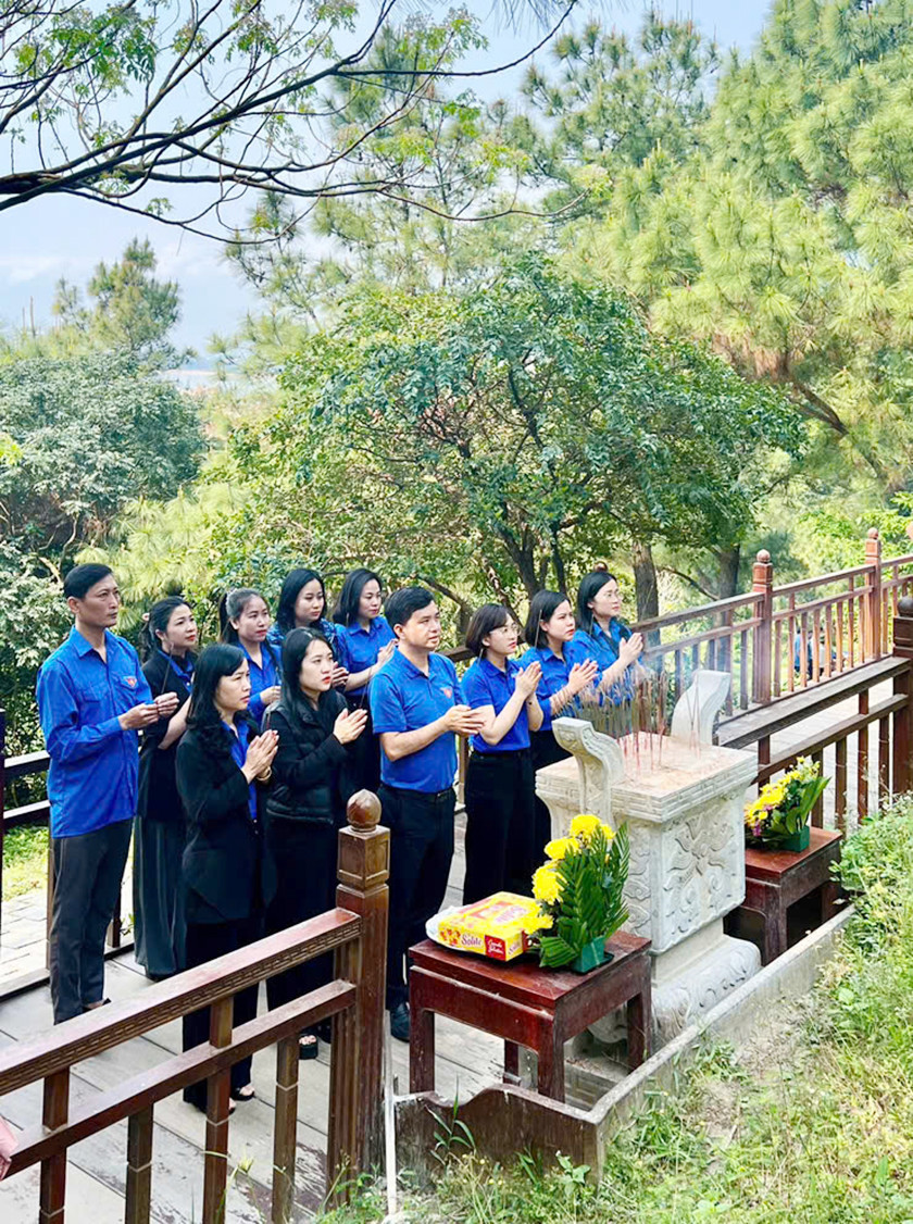 Chi đoàn thanh niên và các tổ chức đoàn thể Văn phòng Đoàn ĐBQH và HĐND tỉnh hành hương về các địa chỉ đỏ