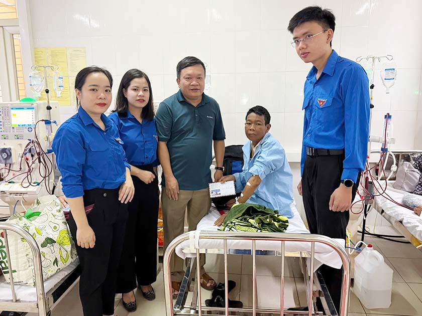 Trao quà hỗ trợ bệnh nhân có hoàn cảnh khó khăn nhân dịp chào mừng Đại hội Đoàn các cơ quan Đảng tỉnh