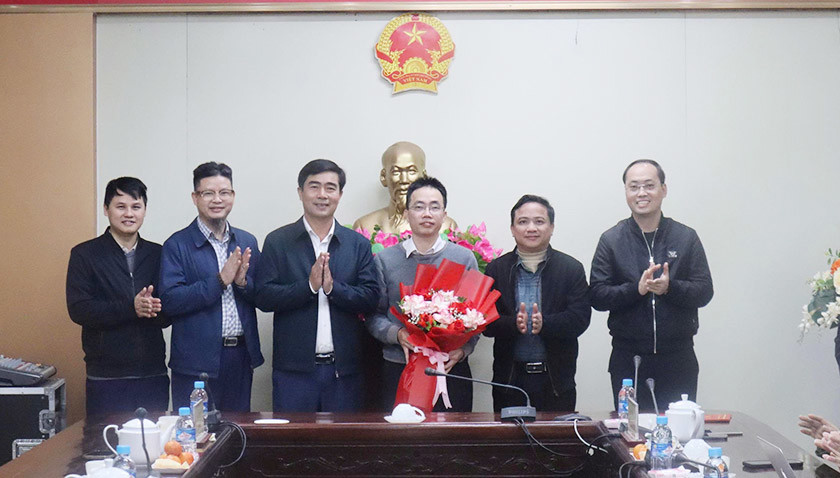 Trao quyết định tiếp nhận công chức đối với đồng chí Nguyễn Duy Quang