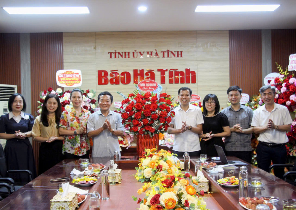 Thường trực Hội đồng nhân dân tỉnh chúc mừng Báo Hà Tĩnh