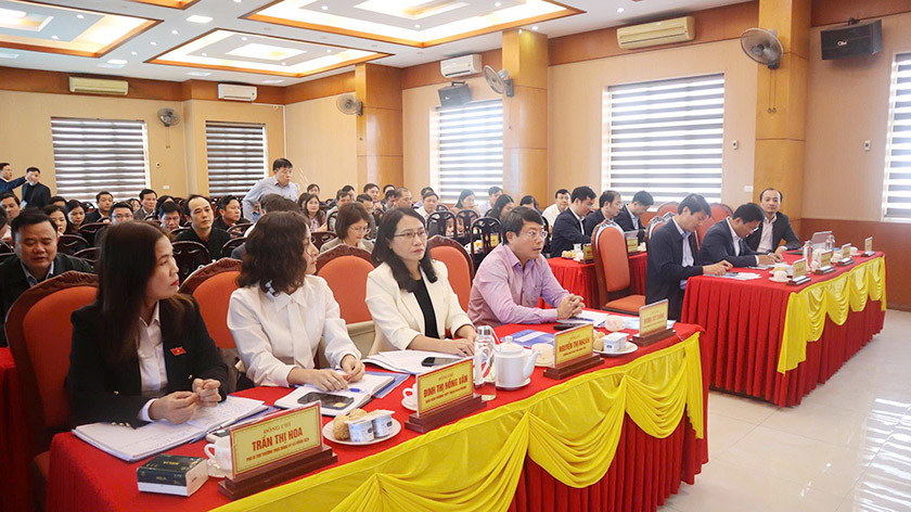 Đại biểu HĐND tỉnh tại địa bàn TP Hà Tĩnh thảo luận các nội dung trình Kỳ họp cuối năm