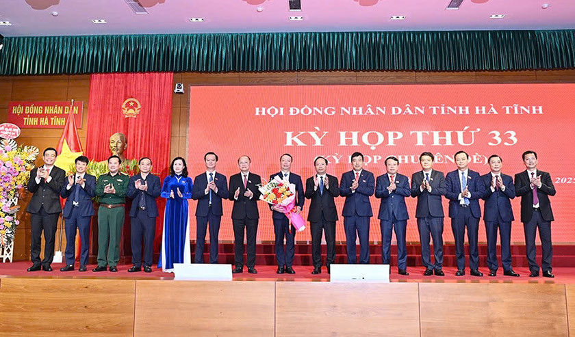 Kỳ họp thứ 33, HĐND tỉnh bầu đồng chí Phan Thiên Định giữ chức Chủ tịch UBND tỉnh, đồng chí Dương Tất Thắng giữ chức Phó Chủ tịch HĐND tỉnh