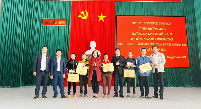 Trưởng Ban Kinh tế - Ngân sách HĐND tỉnh Nguyễn Thị Thúy Nga chúc tết các gia đình chính sách, hộ nghèo tại huyện Nghi Xuân