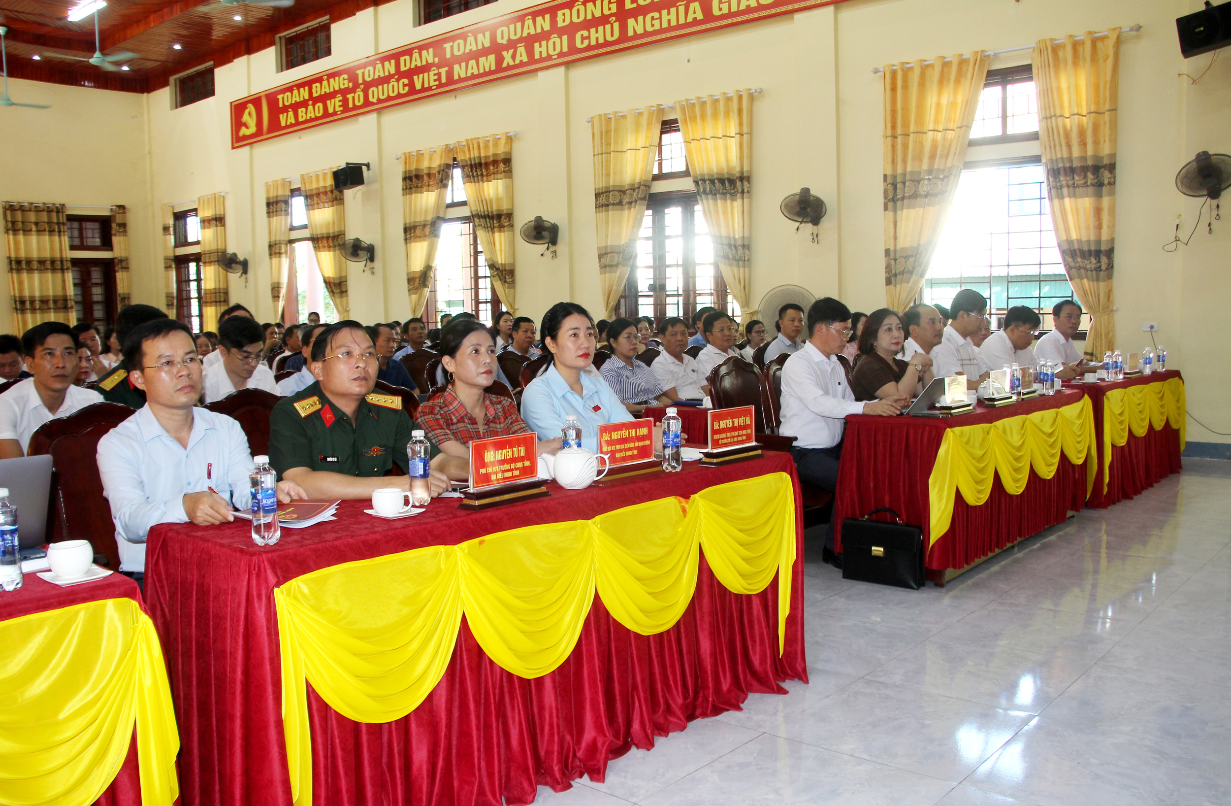 Phó Chủ tịch Hội đồng nhân dân tỉnh Nguyễn Thị Việt Hà tiếp xúc cử tri tại xã Cẩm Duệ