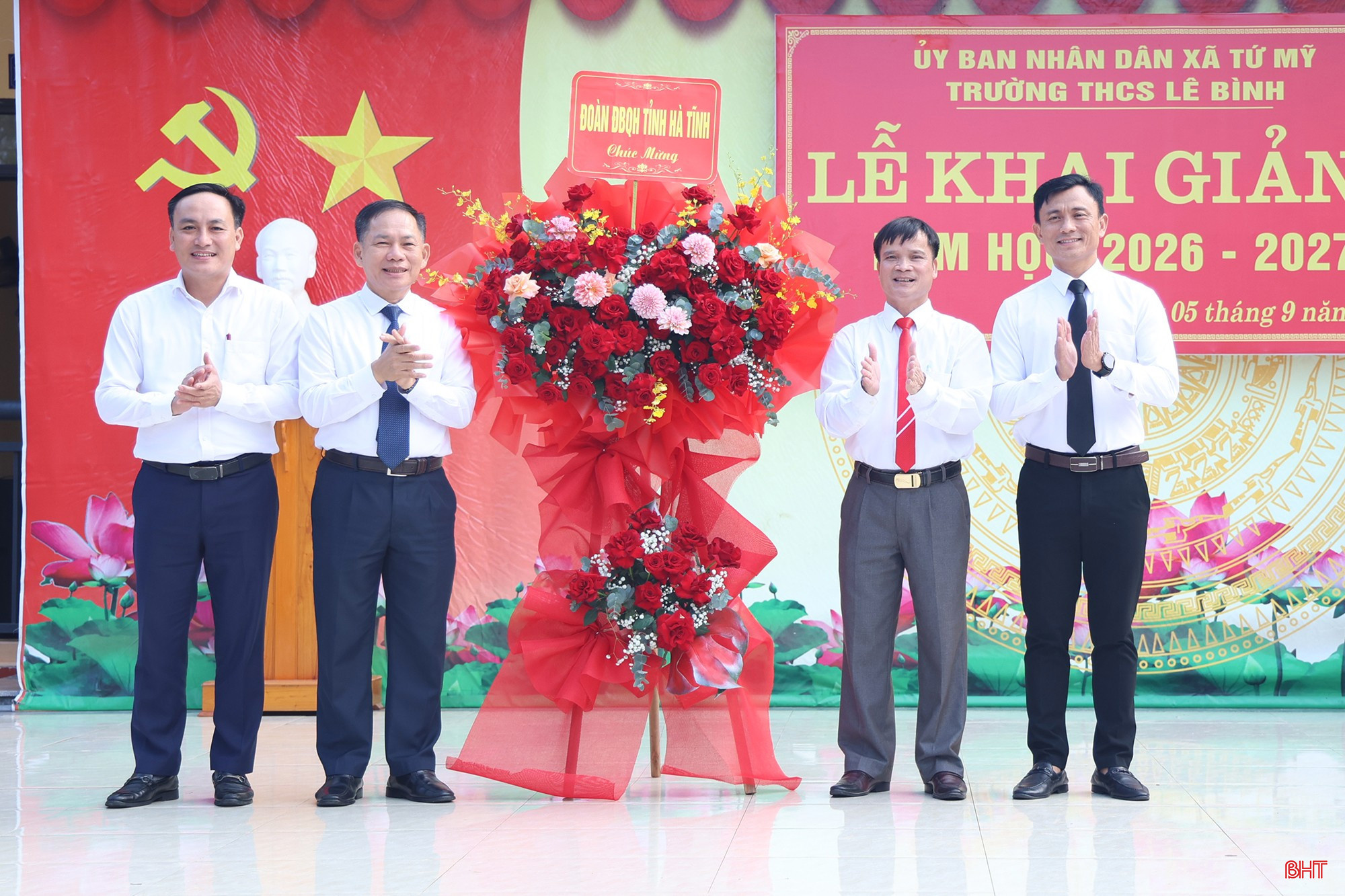 Phó Trưởng đoàn ĐBQH tỉnh Trần Đình Gia chúc mừng Trường THCS Lê Bình khai giảng năm học mới