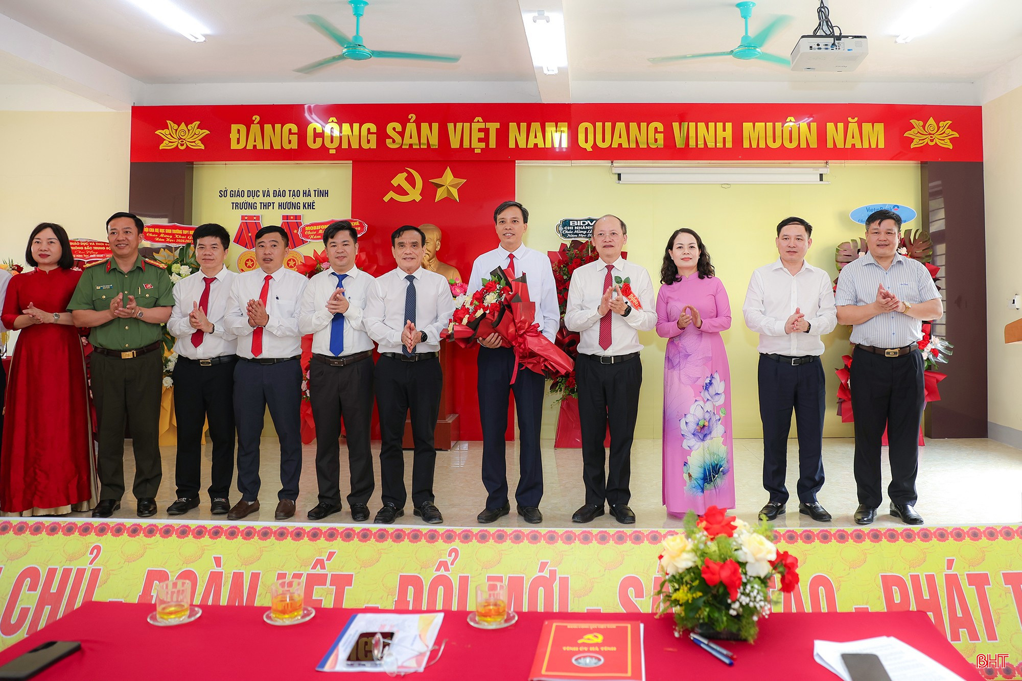 Phó Bí thư Thường trực Tỉnh ủy, Chủ tịch HĐND tỉnh Nguyễn Hồng  Lĩnh chúc mừng các trường học khai giảng năm học mới