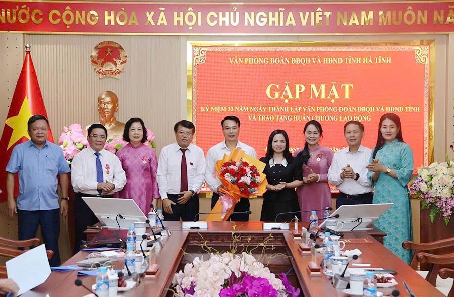 Gặp mặt kỷ niệm 33 năm Ngày thành lập Văn phòng Đoàn ĐBQH và HĐND tỉnh