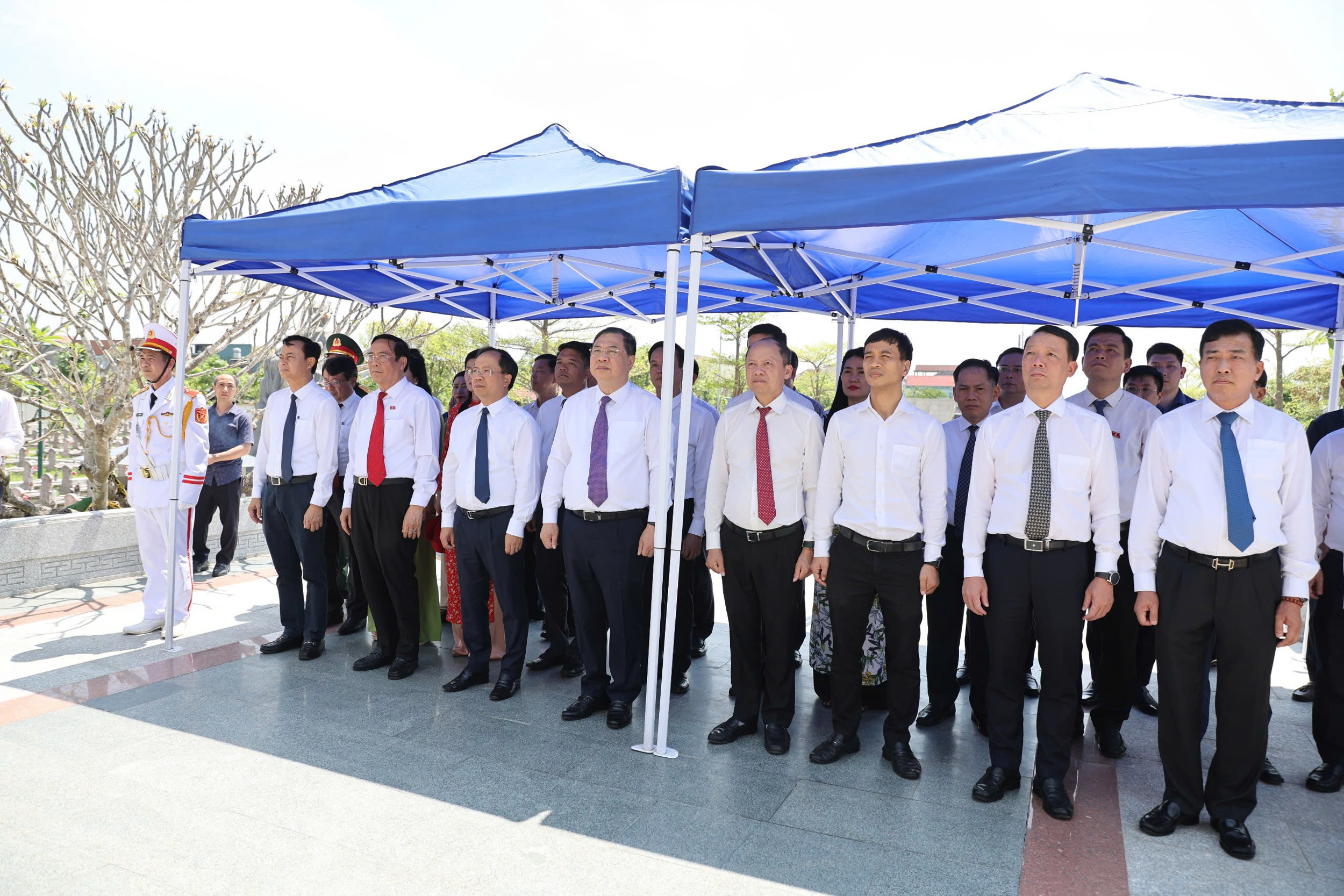 Phó Thủ tướng Thường trực Chính phủ dâng hương tại Nghĩa trang liệt sĩ Núi Nài