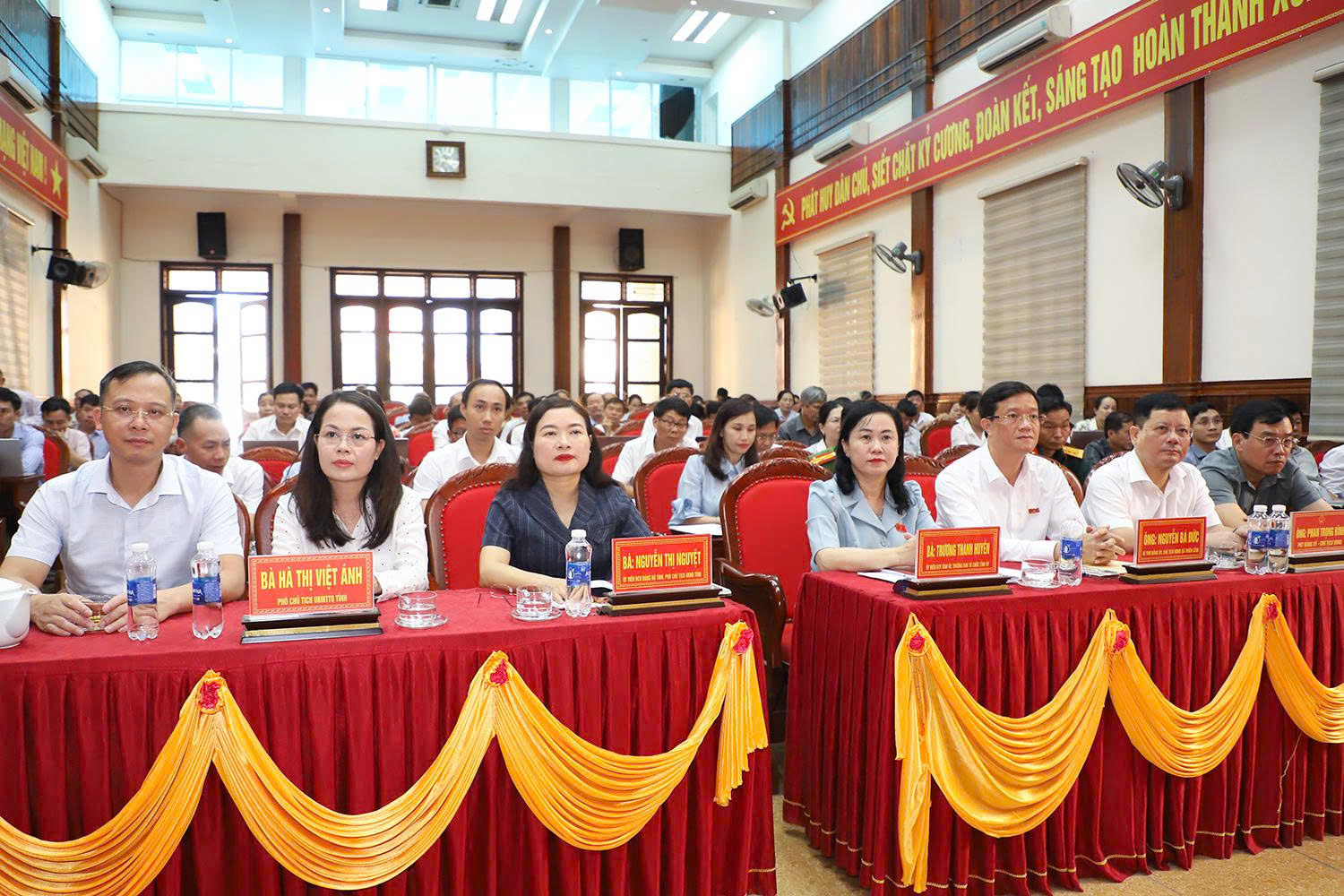 Cử tri Cẩm Xuyên, Thiên Cầm, Yên Hòa kiến nghị nhiều vấn đề về hạ tầng, môi trường và công tác cán bộ cơ sở