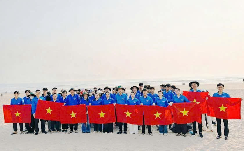 Phát huy vai trò xung kích, Chi đoàn Văn phòng Đoàn ĐBQH và HĐND tỉnh tham gia bảo vệ môi trường biển