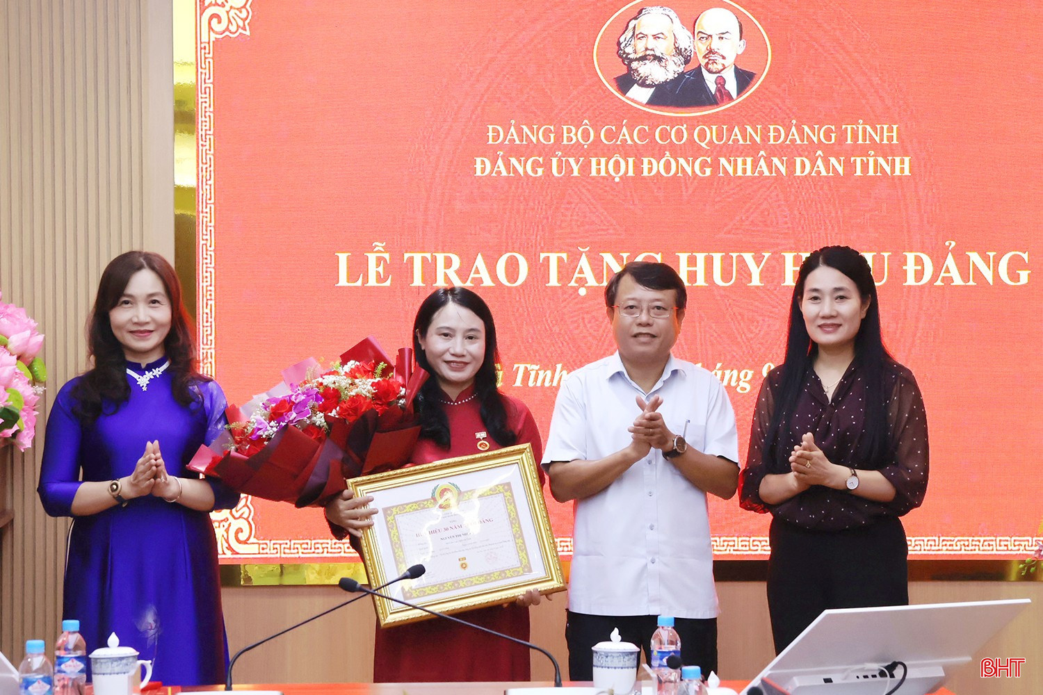 Trao tặng Huy hiệu 30 năm tuổi Đảng cho đảng viên Nguyễn Thị Nhuần thuộc Đảng bộ HĐND tỉnh