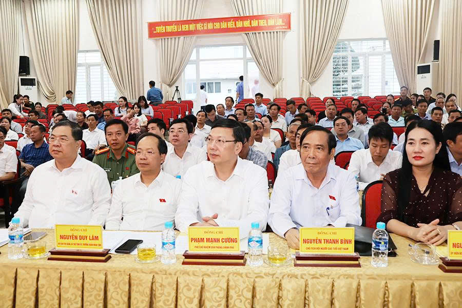 Phó Thủ tướng Thường trực Chính phủ và lãnh đạo Hà Tĩnh tiếp xúc cử tri trước Kỳ họp thứ 2, Quốc hội khóa XVI