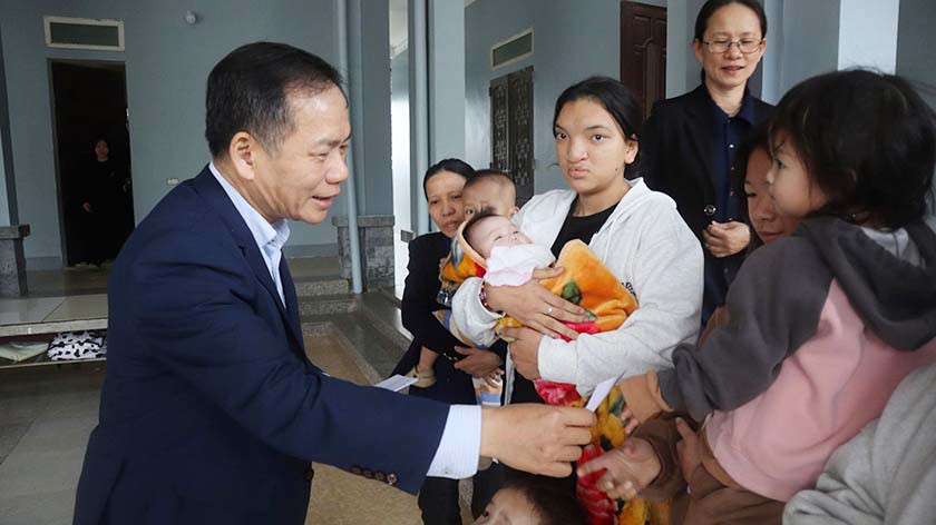 Đoàn ĐBQH tỉnh Hà Tĩnh thăm, tặng quà người có công nhân dịp Tết Nguyên đán Bính Ngọ 2026