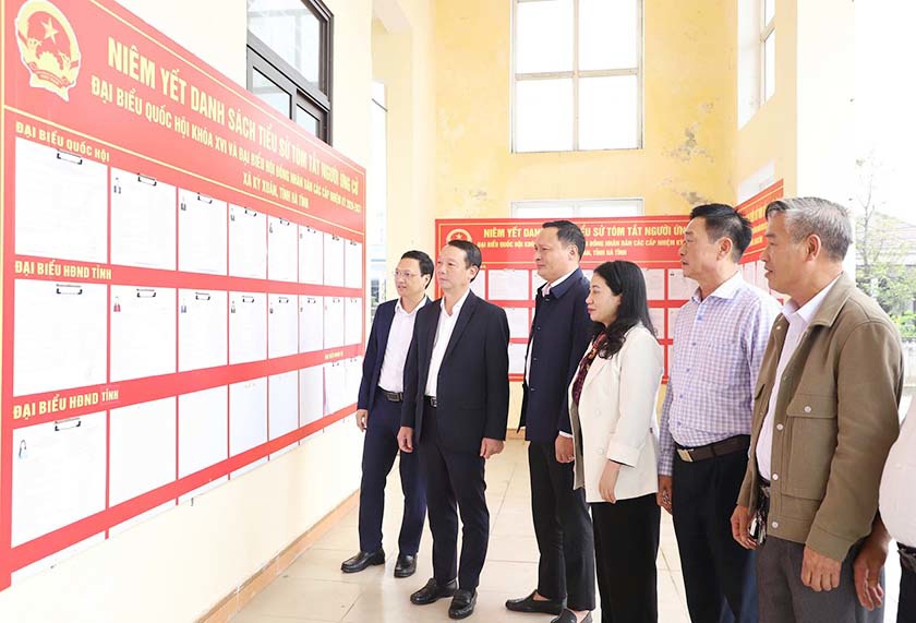 Chủ tịch UBND tỉnh Phan Thiên Định và 7 ứng cử viên HĐND tỉnh trình bày chương trình hành động trước cử tri