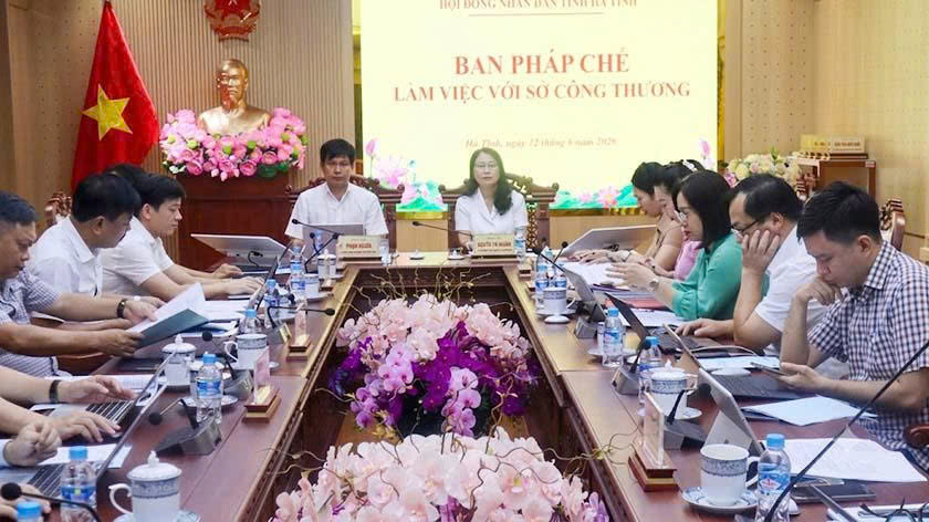 Ban Pháp chế HĐND tỉnh thẩm tra dự thảo nghị quyết về chế độ mua sắm, cấp phát trang phục lực lượng quản lý thị trường