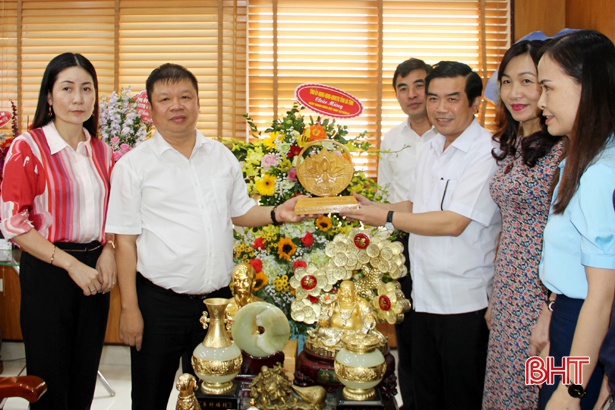 Lãnh đạo Hà Tĩnh chúc mừng các doanh nghiệp nhân ngày Doanh nhân Việt Nam