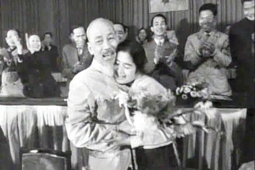 	Nghệ sĩ Trà Giang chụp cùng Bác Hồ tại Đại hội văn nghệ toàn quốc lần thứ 3 năm 1962 - Ảnh tư liệu