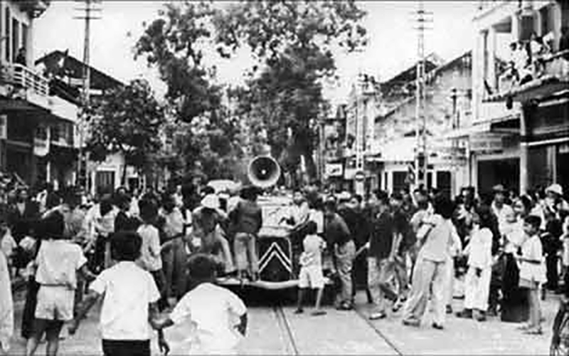 Xe loa phát lệnh Tổng khởi nghĩa tháng Tám năm 1945 tại Hà Nội. Ảnh: Tư liệu